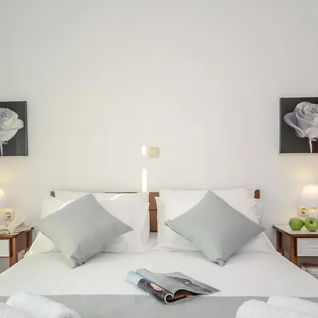 Bernie House Melanes